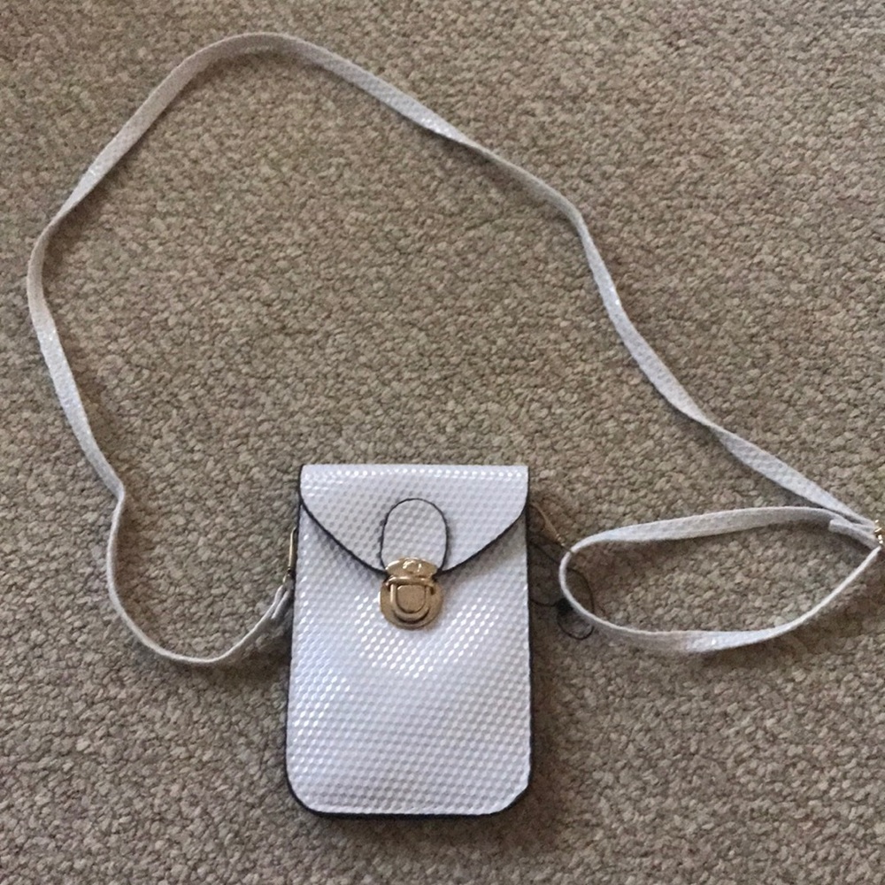 White crossbody adjustable strap.